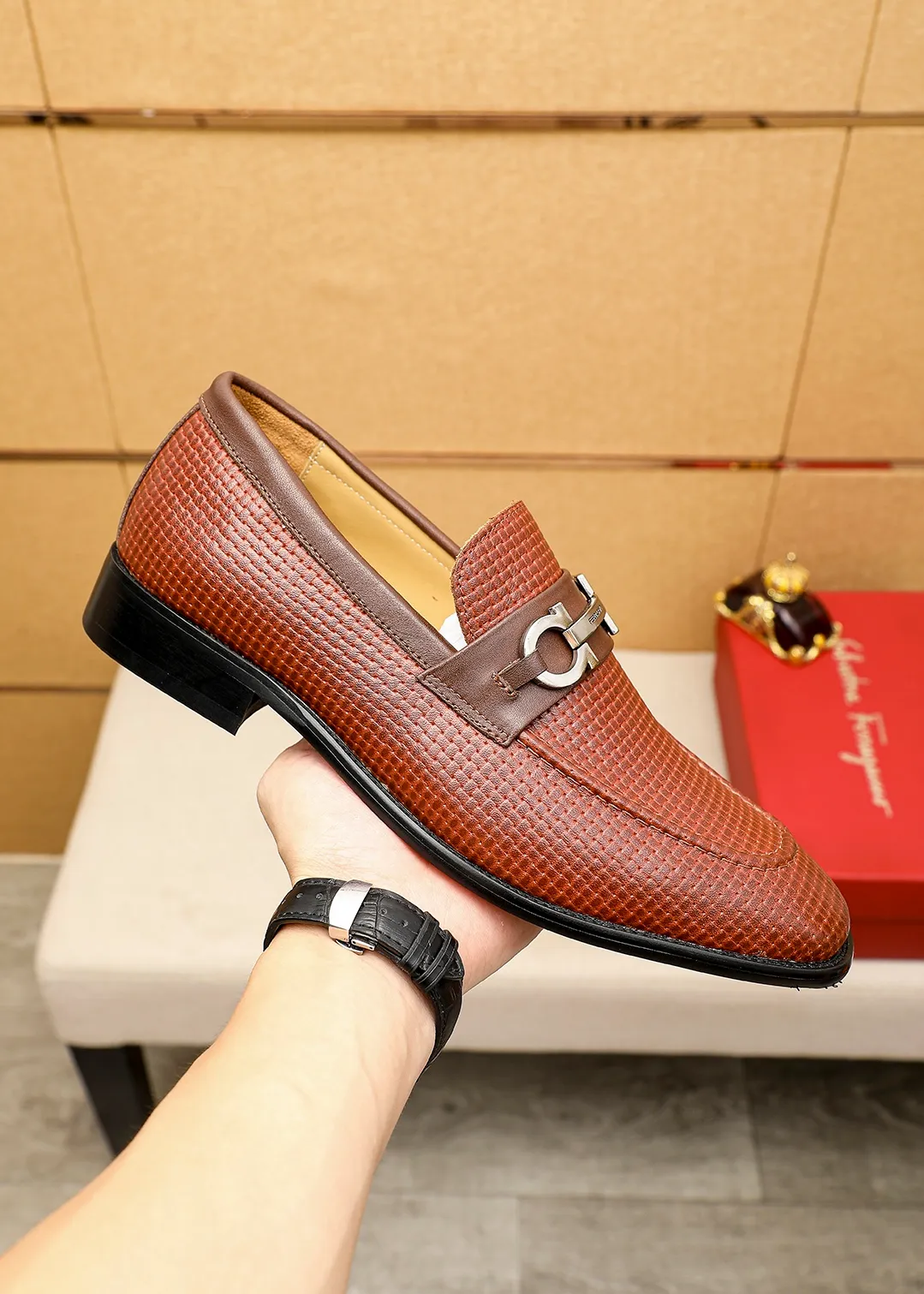 Men's shoes 💰462 💐 Product trademark: Ferragamo "Ferragamo" casual leather shoes Regular size: 38-44 (45.46🉑️customized) Product materials: Selected imported first-layer calfskin embossed upper + luxury hardware buckle, imported water-dyed cow leather lining. Strong three-dimensional visual effect, original outsole color: 2 colors available